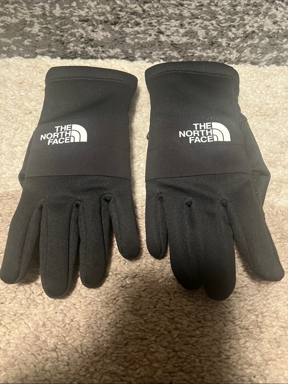 The North Face kids’ Sierra etip gloves, black, size small EUC!
